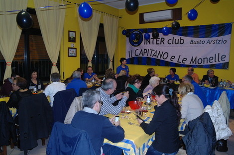 la sala del ristorante dove tutto è nerazzurro