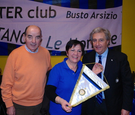 Sergio Spairani e Mario Corso consegnano il gagliardetto ufficiale ad Angela Fassi