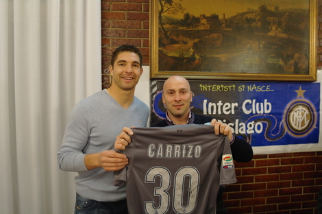 Carrizo consegna la sua maglia al vincitore della lotteria Carrizo consegna la sua maglia al vincitore della lotteria